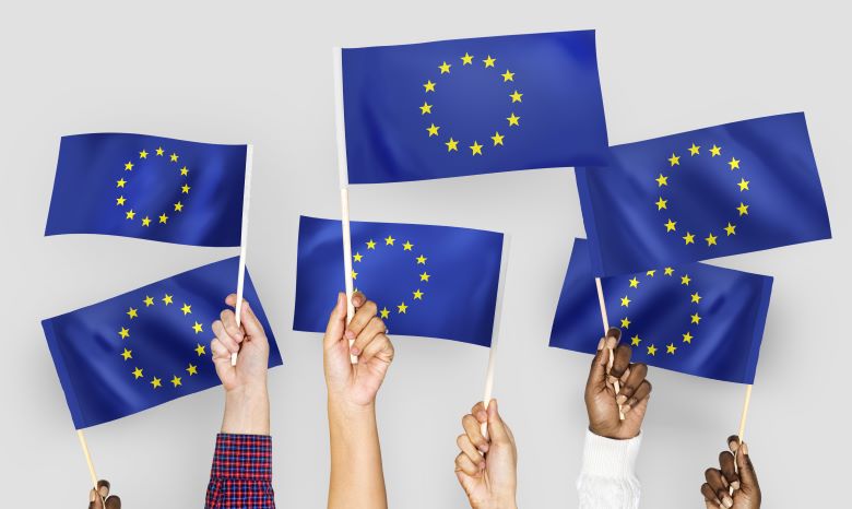 Madre lavoratrice che aiuta la figlia a comprendere una determinata materia