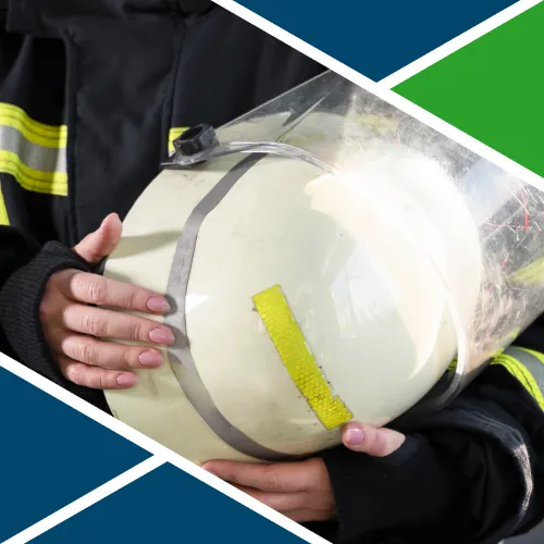 Vigile del fuoco con casco antincendio bianco in primo piano.