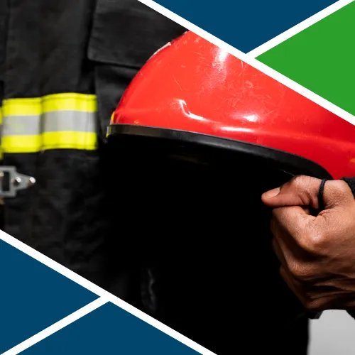 Vigile del fuoco con casco antincendio rosso in primo piano.