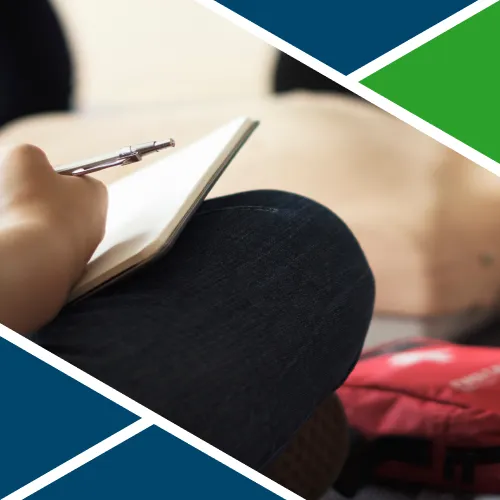 Persona con blocco note prende appunti durante una lezione di primo soccorso.