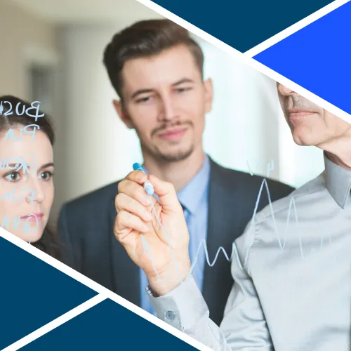 Manager e consulenti analizzano grafici e strategie di Intelligenza Artificiale durante un workshop aziendale.