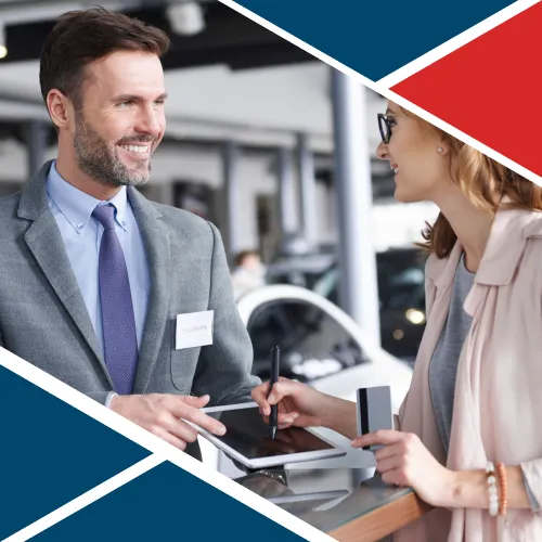 Consulente in giacca sorride a una cliente durante una trattativa commerciale, simbolo delle tecniche di vendita e negoziazione efficace.