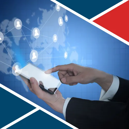 Manager utilizza uno smartphone con icone di connessioni tra persone su sfondo digitale, simbolo della gestione efficace della rete di vendita.