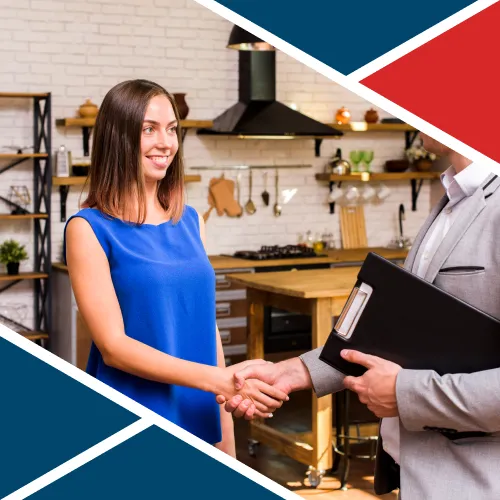 Professionista stringe la mano a una cliente sorridente in un ambiente lavorativo, rappresentando le tecniche di vendita basate su relazione e fiducia.