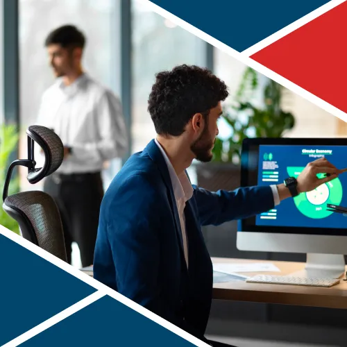 Manager in ufficio indica un grafico CRM su uno schermo, rappresentando l’analisi e la strategia di gestione clienti.