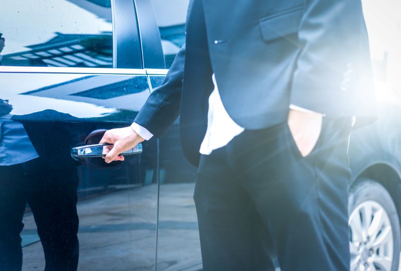 Madre lavoratrice che aiuta la figlia a comprendere una determinata materia